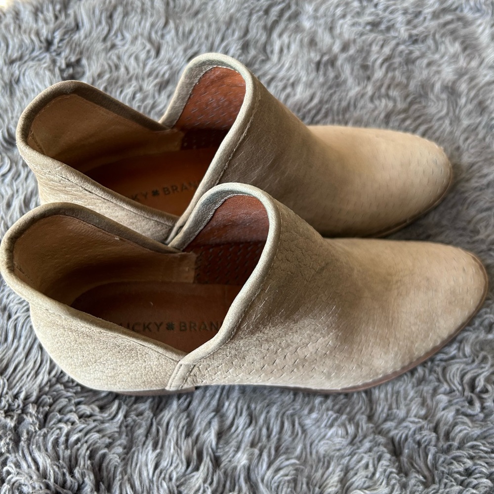 Leather LUCKY BRAND Womens Ankle Boots. Laser Cut. Light Tan color. Size 8